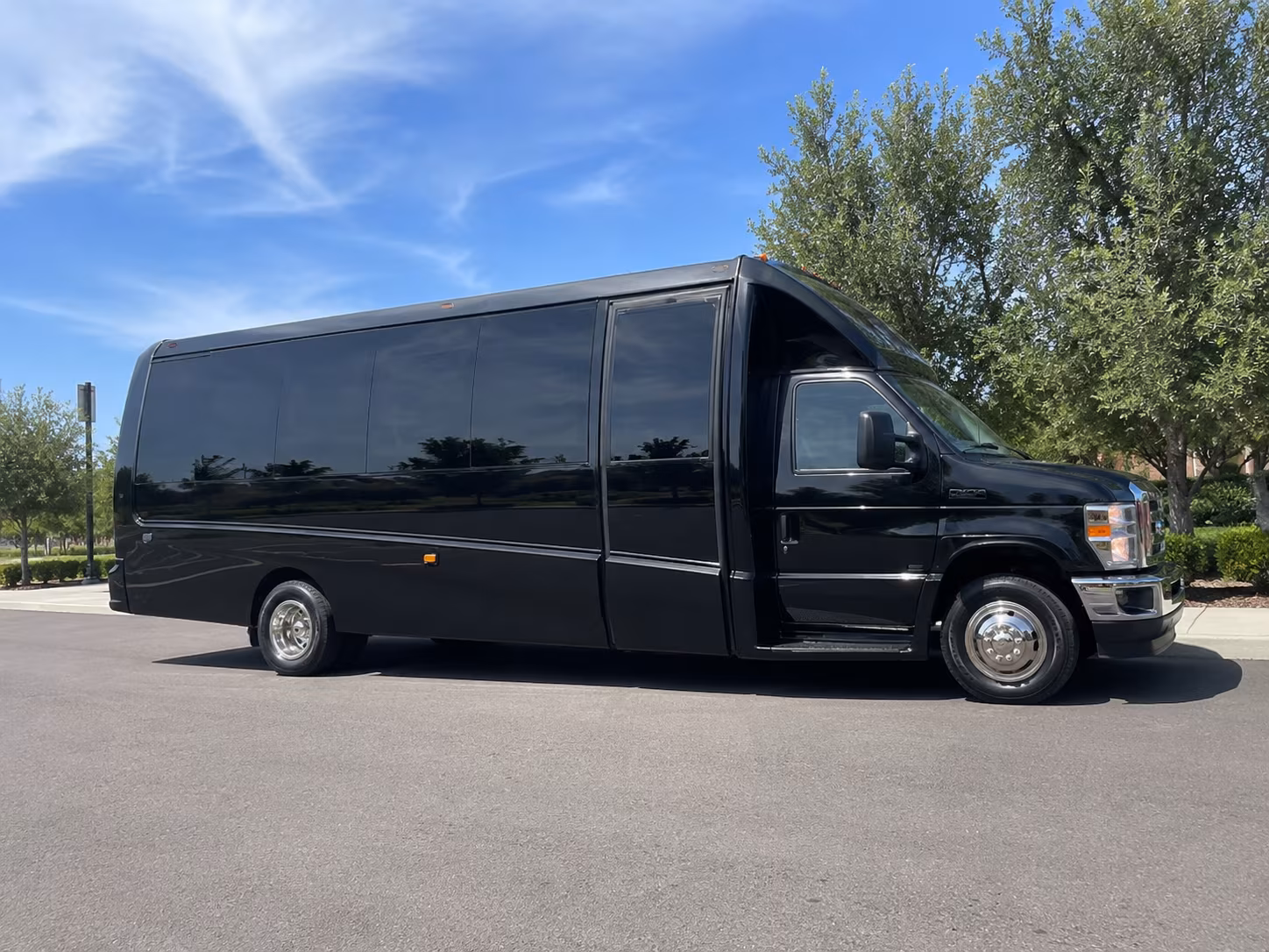 bus rentals for corporate airport transfers between greenwich and area airports
