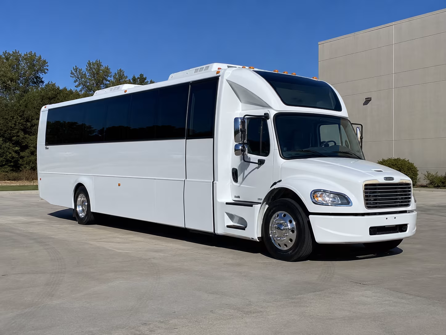 greenwich 28 passenger party bus